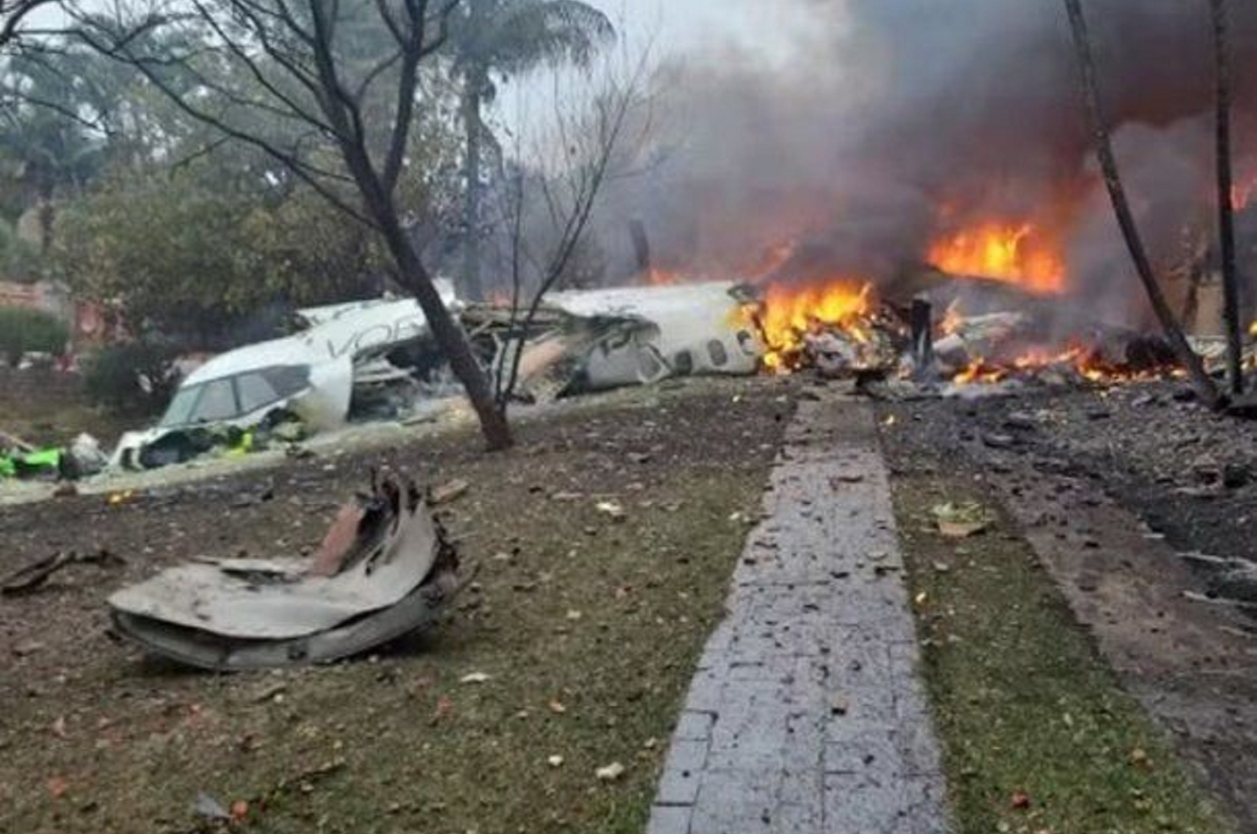 El avión cayó en pleno vuelo. 