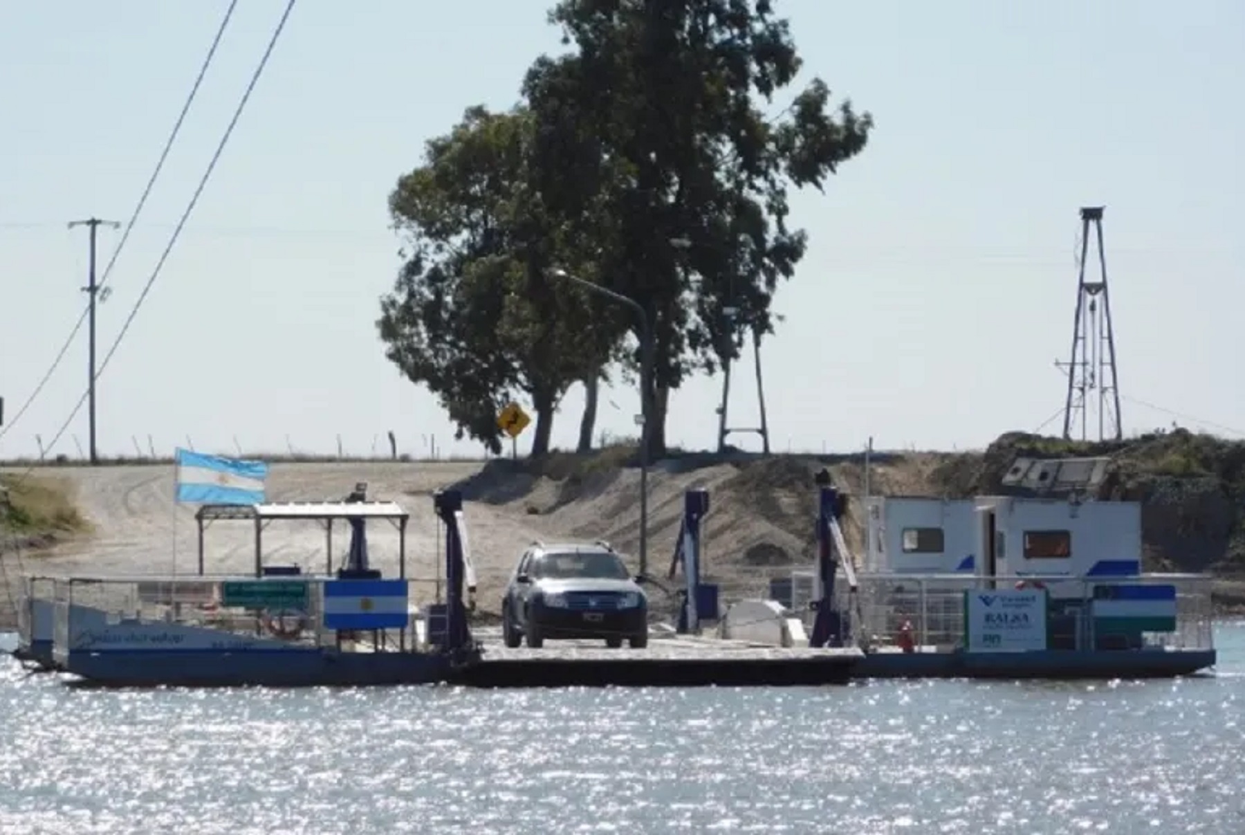 La balsa está ubicada al norte del río Negro.