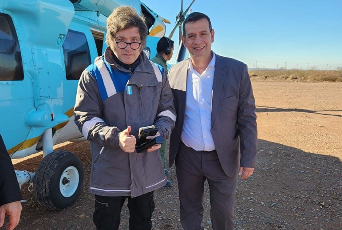 El presidente Javier Milei junto al intendente de Añelo, Fernando Banderet. Foto: gentileza.