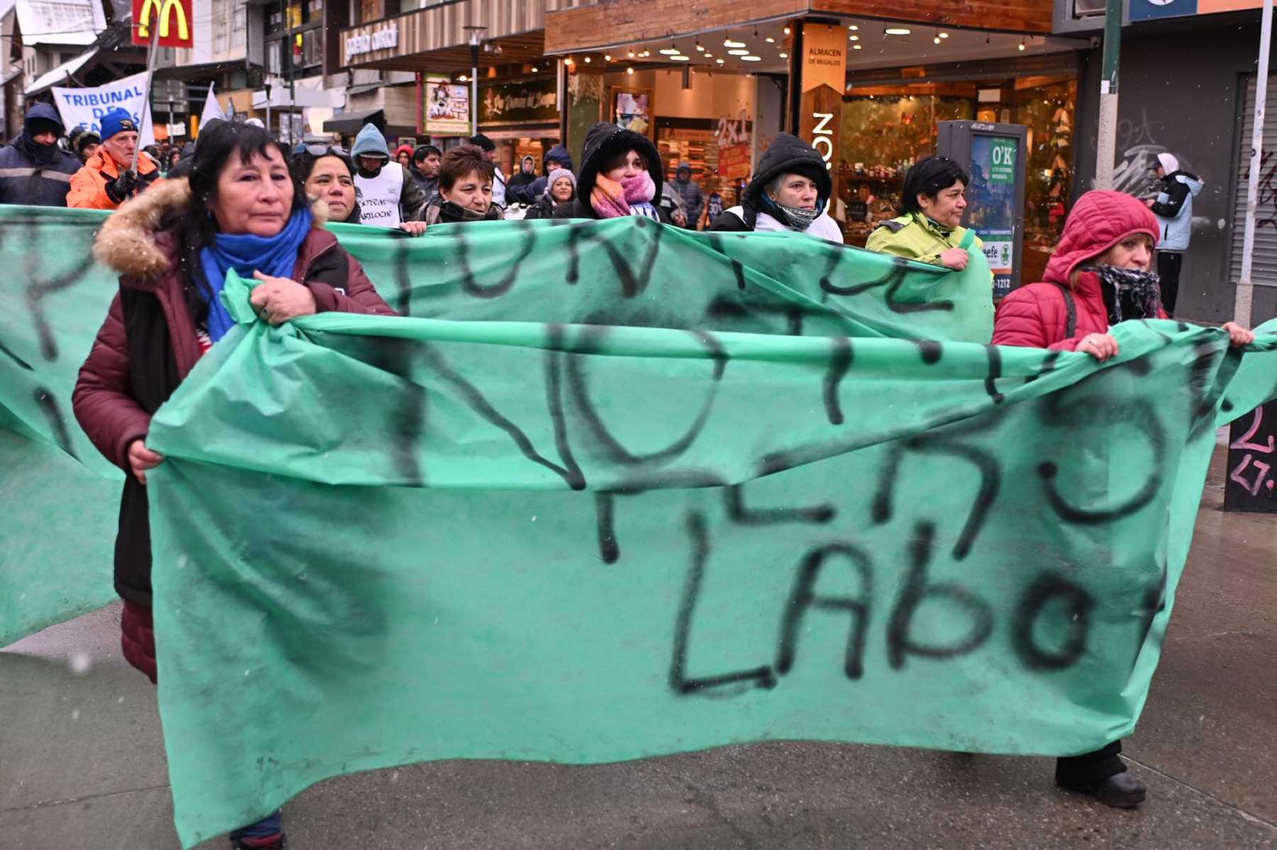 Los trabajadores municipales de Bariloche marcharon hacia el Centro Cívico con reclamos al intendente Cortés. Foto: Chino Leiva