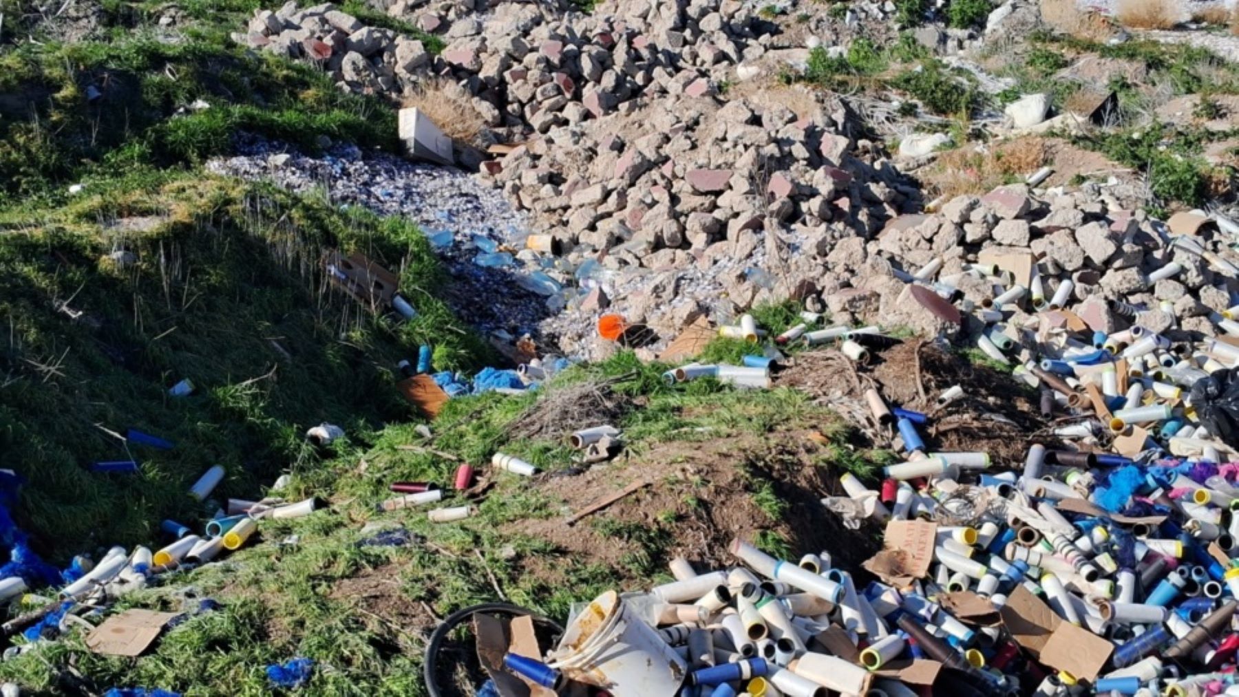 Aparecieron cientos de hilos en un basural de Chubut. Foto: Gentileza Diario Jornada