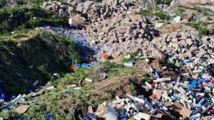 Bobinas de hilo que cuestan una fortuna en un basural de Chubut: la locura de la gente por buscarlos