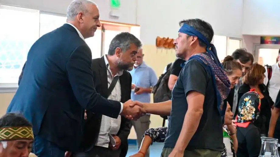 Funcionarios del gobierno del presidente Fernández firmaron el 1 de junio del 2023 el acuerdo conciliatorio con representantes de la comunidad mapuche Lafken Winkul Mapu. (foto de archivo) 