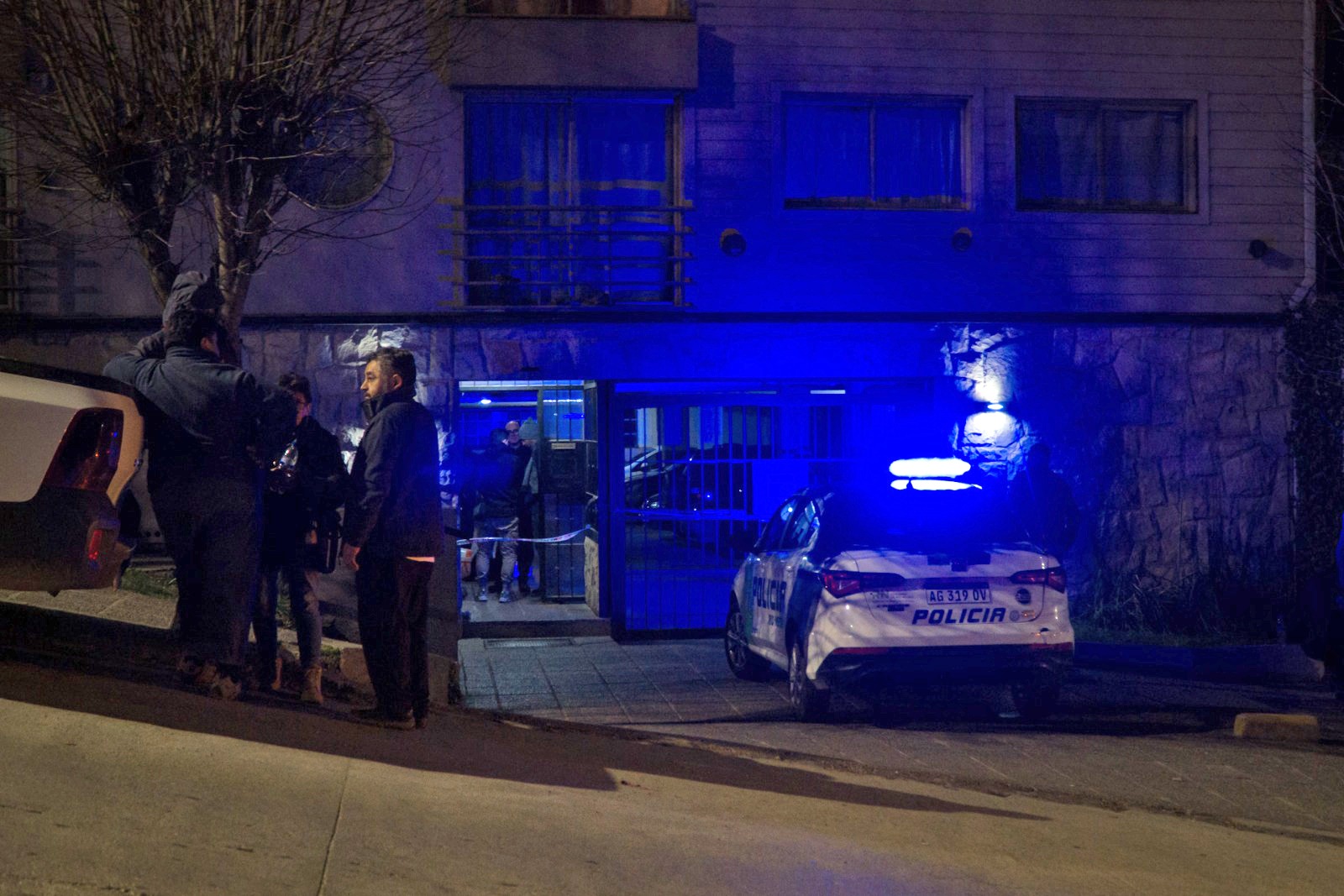 Familiares y conocidos del hombre hallado sin vida esta noche de viernes se acercaron hasta el edificio, ubicado en el centro de Bariloche. (foto Marcelo Martínez)