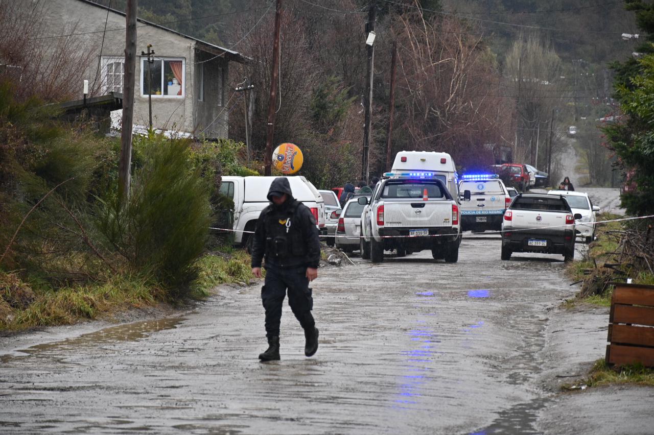 Un gran despliegue policial hay en el domicilio donde hallaron muerto a Fausto Jones Huala este mediodía de jueves en Bariloche. (foto Alfredo Leiva)