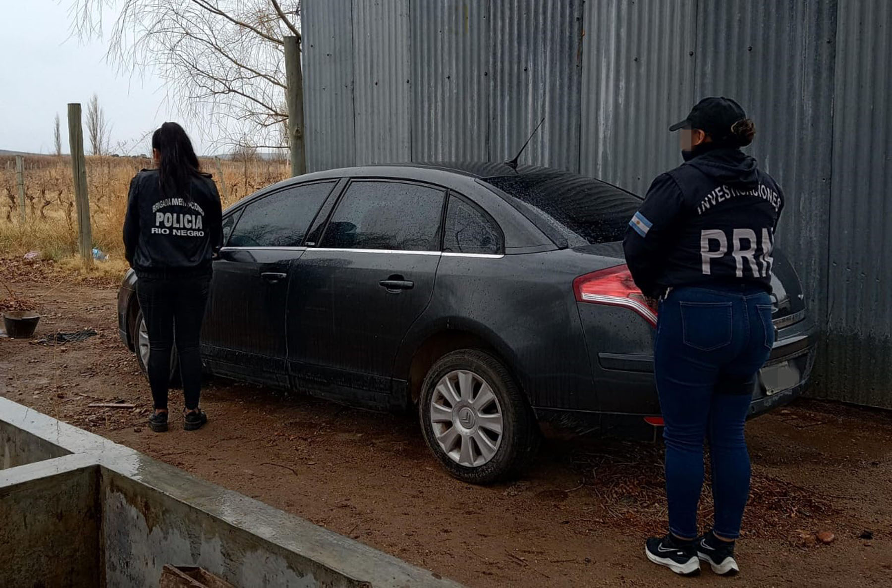 El auto encontrado en una chacra de Cervantes y que se habría usado en el robo en Regina. 