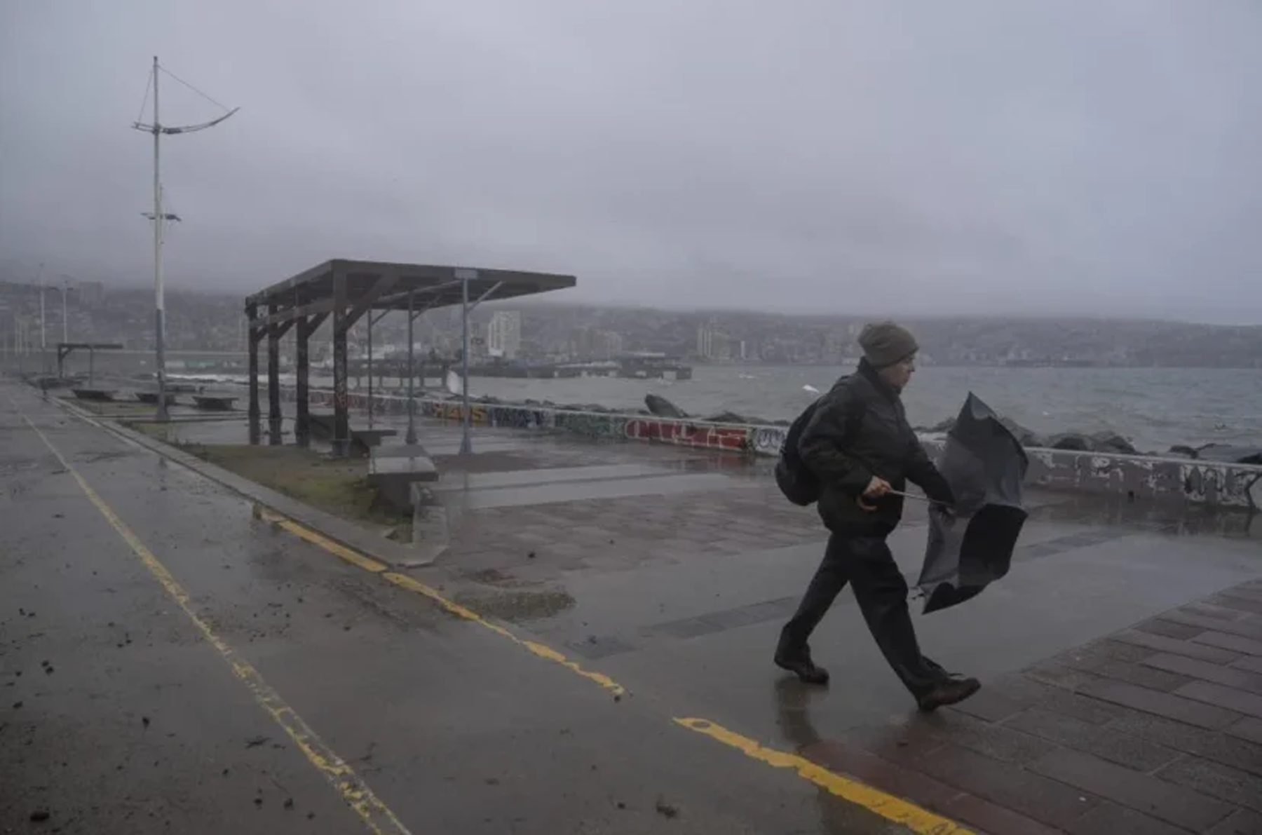 Los vientos fuertes y lluvias provocaron que más de un millón de personas quedaran sin luz.