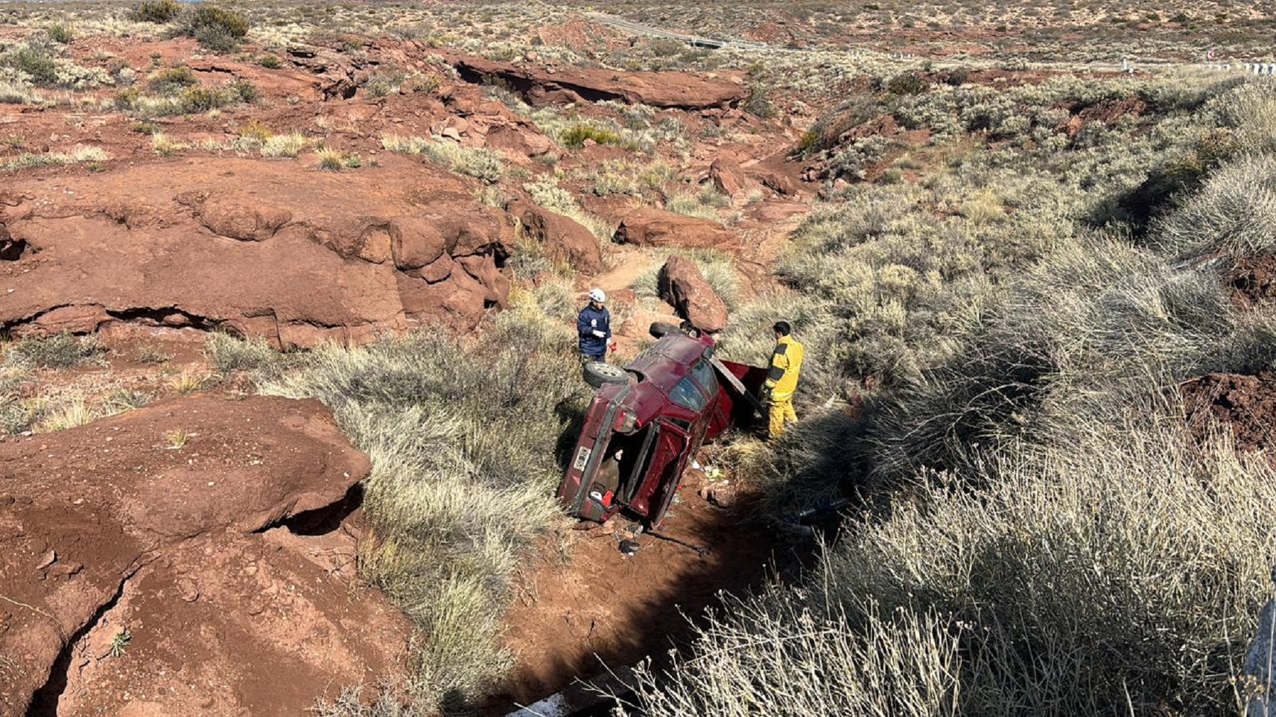 El Renault terminó contra un cañadón. Foto gentileza