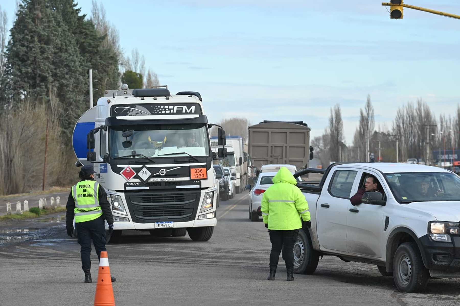 El vuelvo de un camión cerca de Cipolletti provocó enormes trastornos esta semana, que abrieron paso a las disputas políticas. (Foto: Florencia Salto)