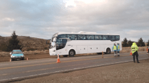 Imagen de Conducía alcoholizado un colectivo con 36 pasajeros sobre Ruta 40: iba a San Martín de los Andes