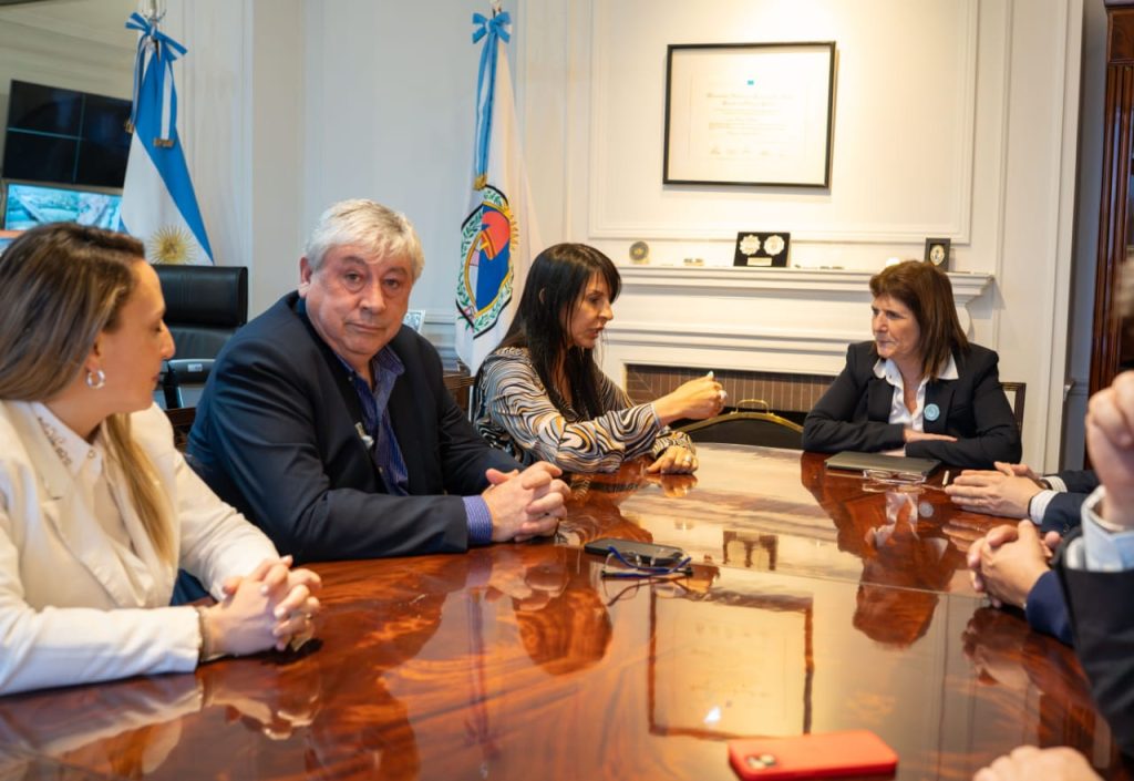 El intendente Cortés habló con la ministra Patricia Bullrich sobre la necesidad de mejorar los operativos de prevención del delito en la ciudad turística. (gentileza municipio) 