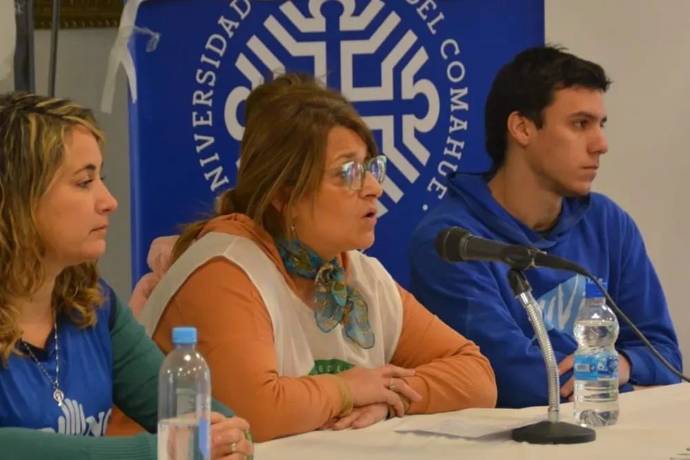 Representantes sindicales de la UNCo dieron un conferencia de prensa el viernes (ADUNC)