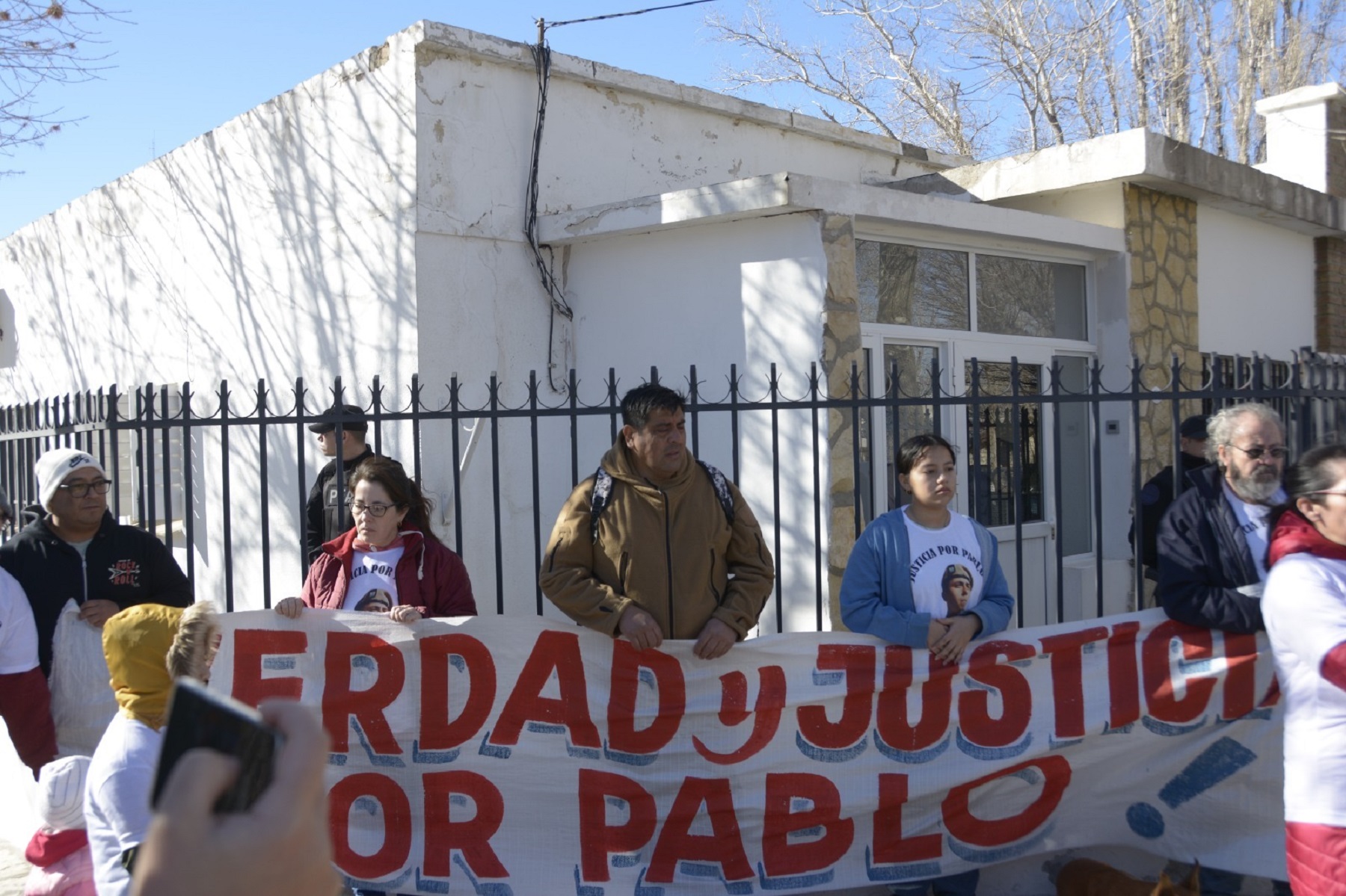 Una de las marchas frente al juzgado federal de Zapala para pedir justicia por Pablo Córdoba. (Gentileza)