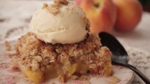 Imagen de Crumble de durazno y avena para tentarse el fin de semana: paso a paso, cómo hacerlo delicioso