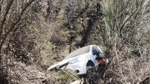 Desbarrancó tras perder el control de su auto en el acceso al cerro Perito Moreno de El Bolsón