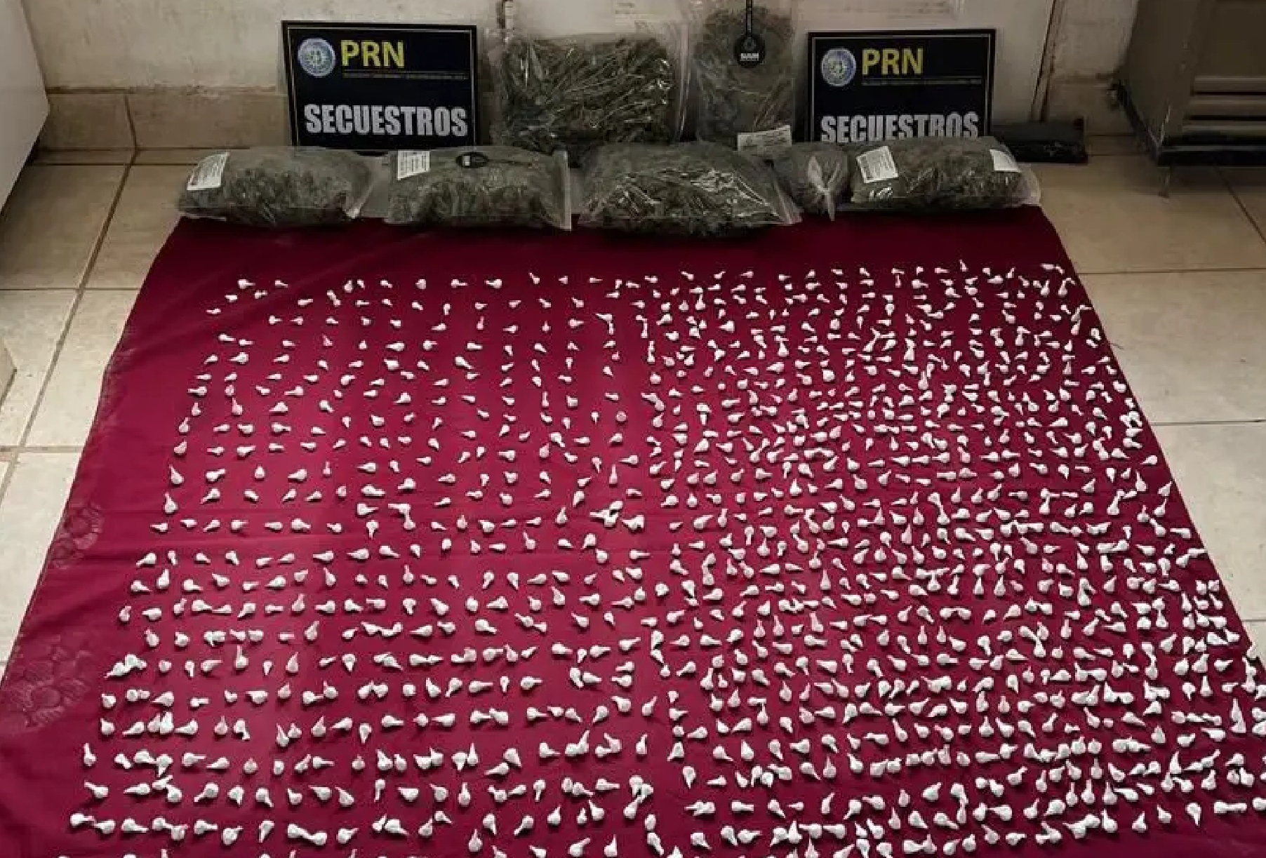 Desarticulan red de narcotráfico en Cervantes: secuestraron droga, armas y más de un millón de pesos (Foto: gentileza)