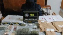 Imagen de Desbaratan puntos de venta de droga en Valcheta: secuestraron dólares, un arma y hay un detenido