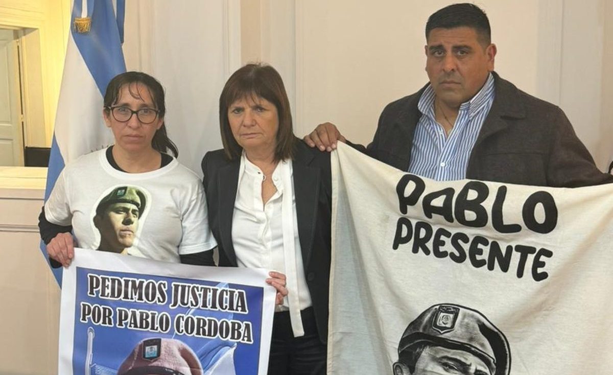 La familia del sodado Pablo Córdoba con Patricia Bullrich. Foto: gentileza.