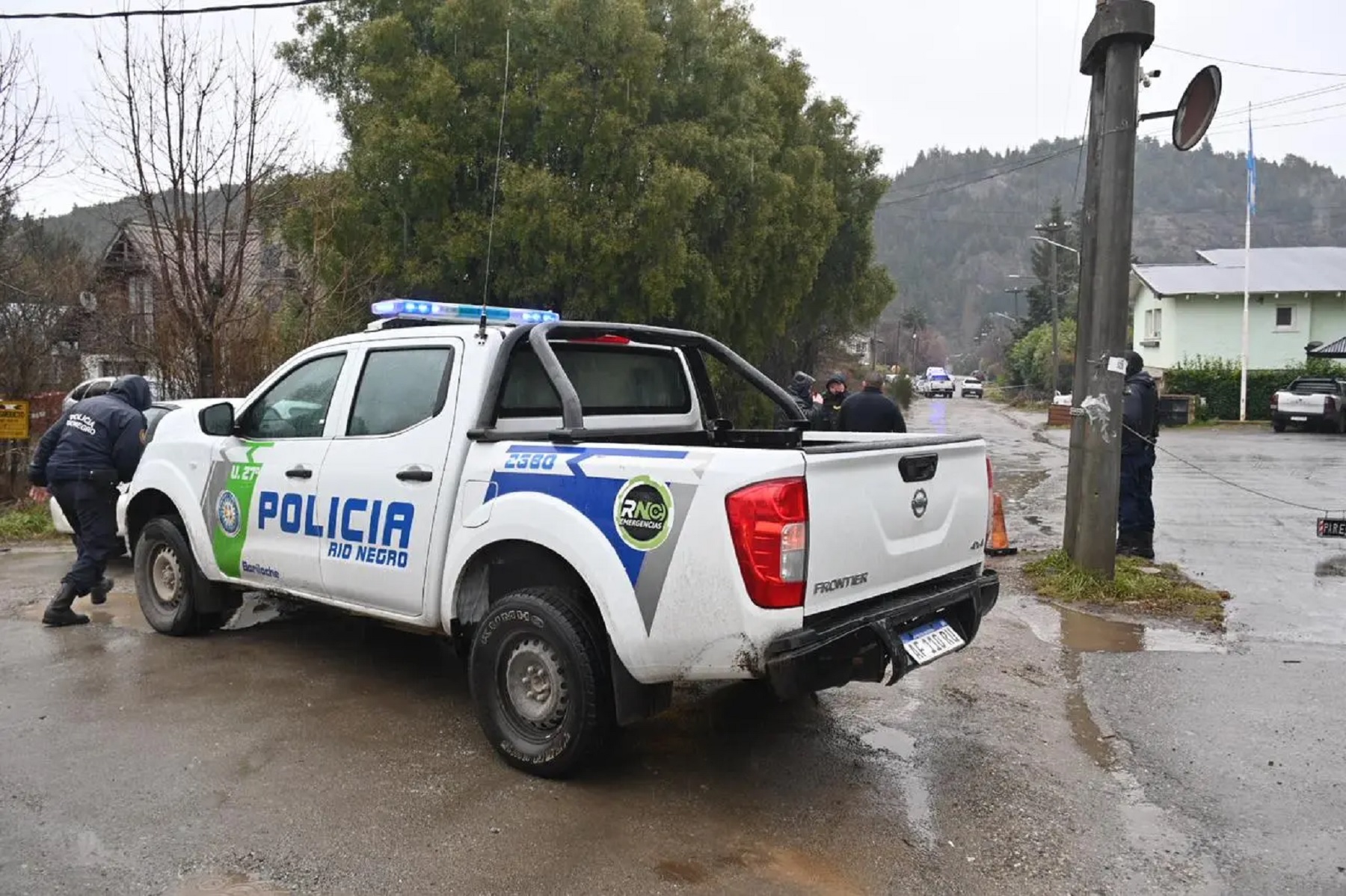 El operativo en el kilómetro 20 de la avenida Bustillo donde fue encontra muerto Fausto Jones Huala.