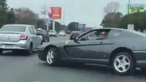 Video: casi se accidenta con una Ferrari en una autopista de Buenos Aires y fue denunciado