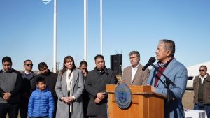 Rolando Figueroa visitó pueblos, lanzó obras y volvió a criticar la herencia de Omar Gutiérrez