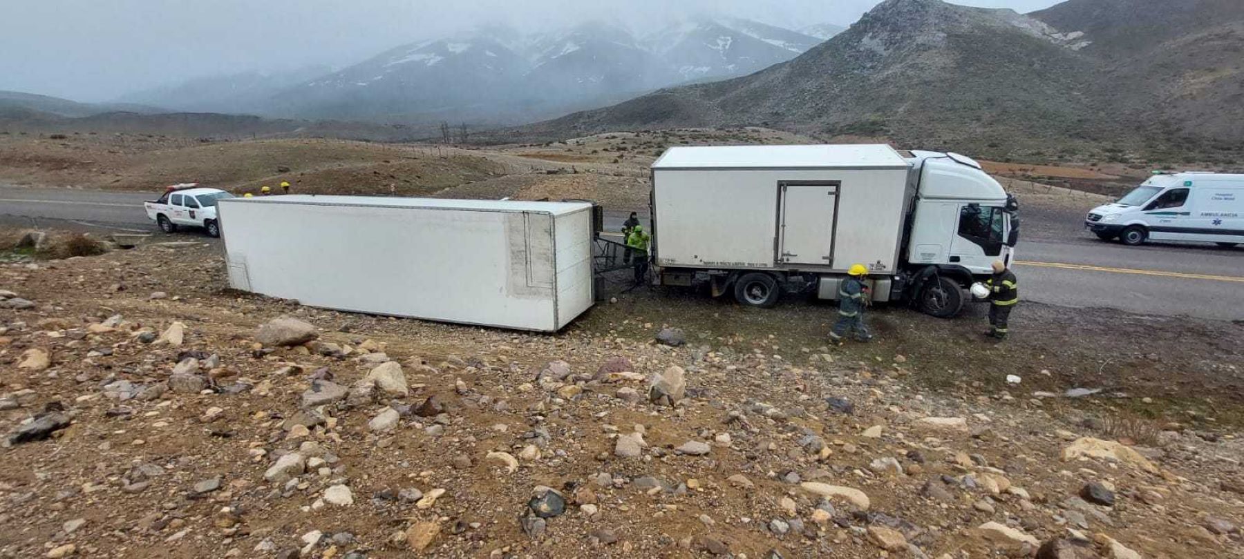 Los fuertes vientos provocaron que el acoplado de un camión volcara sobre la ruta 43. Foto: Gentileza.