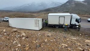 Volcó el acoplado de un camión cerca de Chos Malal por el fuerte viento en Neuquén