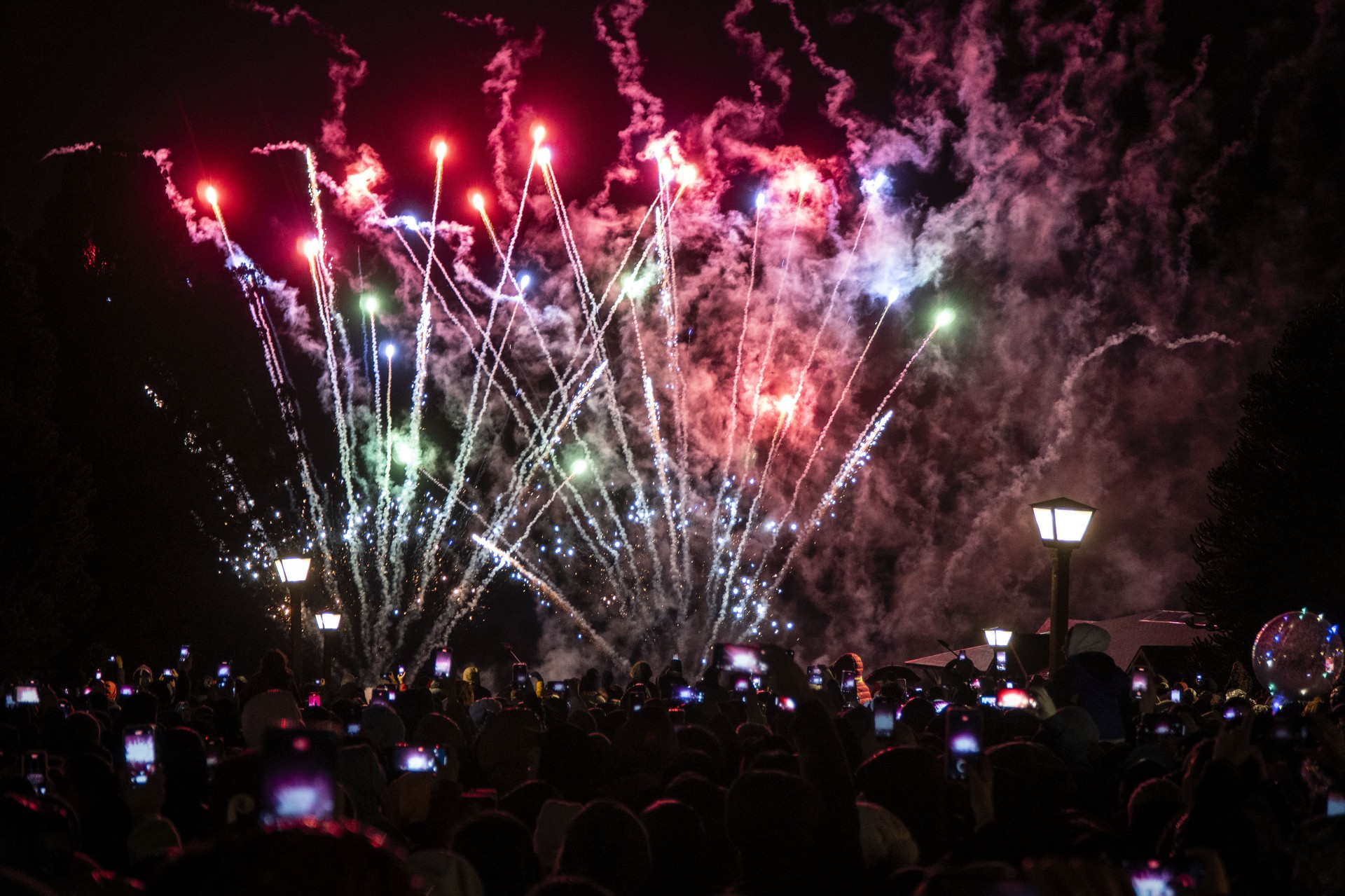 El empleo de fuegos de artificio en la Fiesta de la Nieve maravillaron a algunos espectadores y  generaron el fuerte rechazo de otros. (Marcelo Martínez)