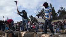 Imagen de Eventos imperdibles en Bariloche: duelos entre bomberos y hacheros en la Fiesta de la Nieve