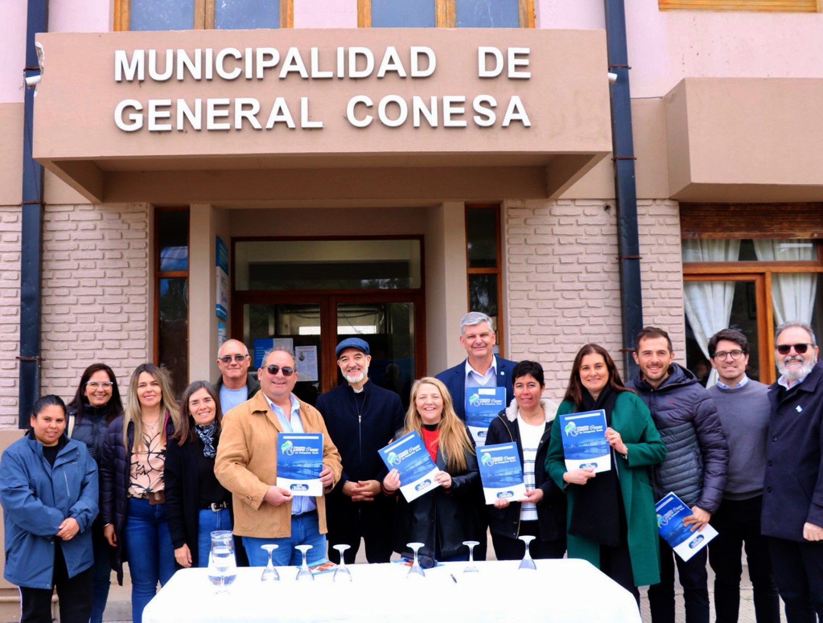 Los intendentes firmantes en Conesa, con el senador Doñate, y legisladores y concejales peronistas. Foto: Gentileza