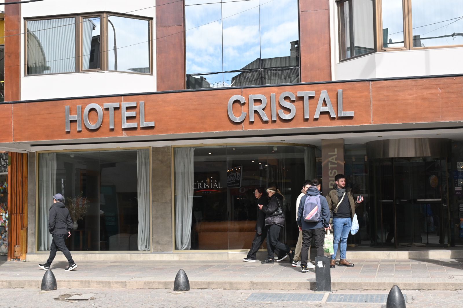 El hotel Cristal, ubicado en plena calle Mitre es uno de los beneficiados por la medida judicial y dejará de cobrar el gravamen. (Alfredo Leiva)