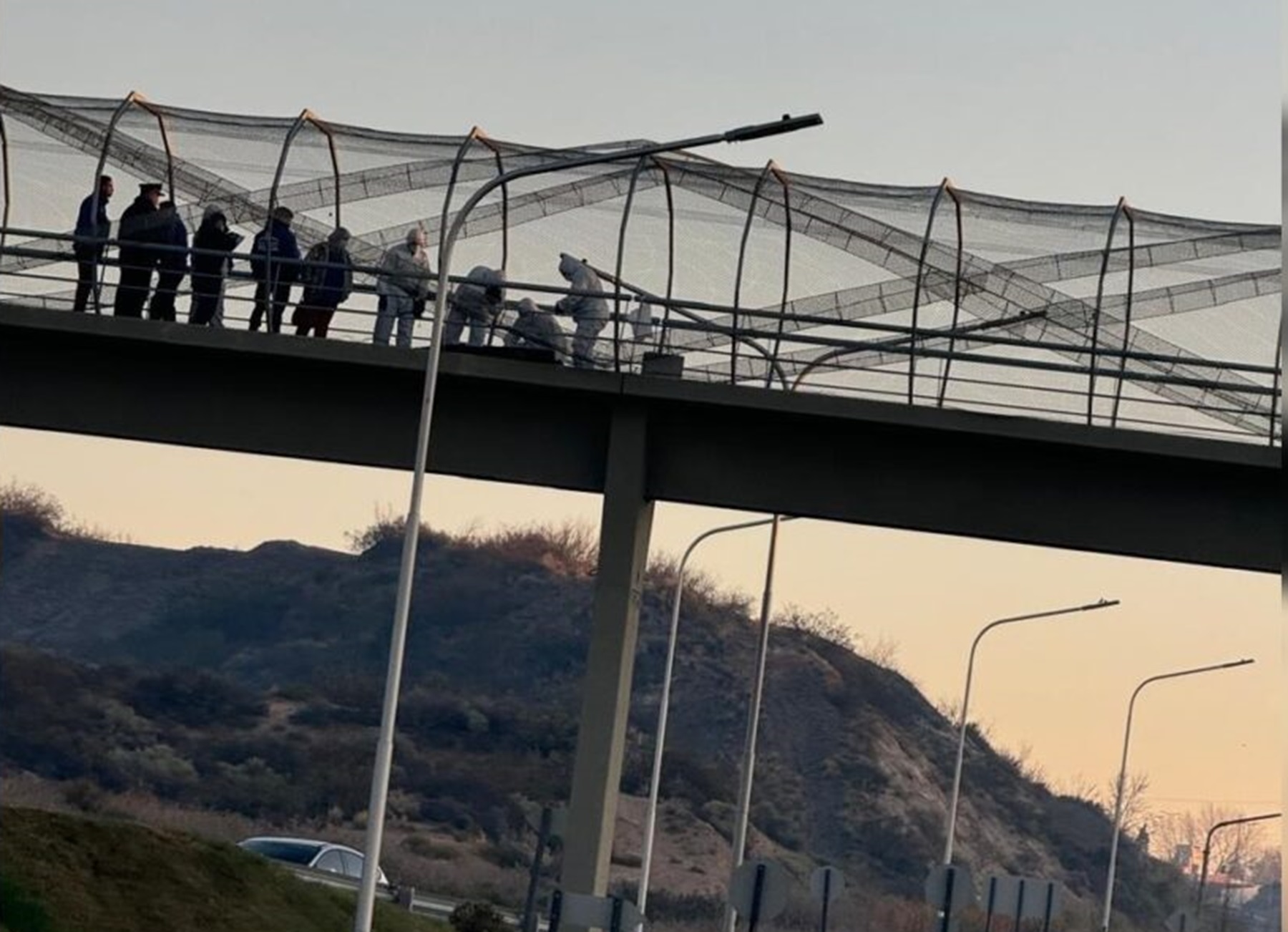 Hallan un cuerpo en un acceso a Neuquén por Ruta 7: investigan la causa de muerte.