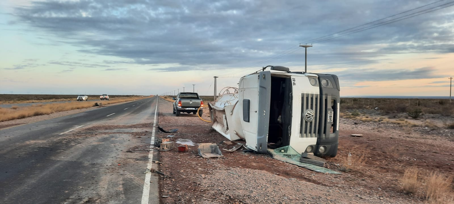 Un joven conductor murió al chocar de frente con un camión petrolero en la Ruta 51