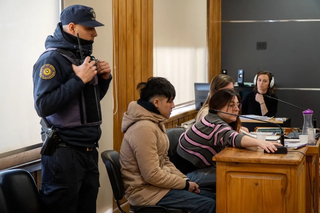 Nicolás Martín Roa, de 18 años, escuchó en la audiencia del domingo los cargos que el fiscal le formuló por el homicidio de Gilberto Ceballos. (foto archivo de Marcelo Martínez)