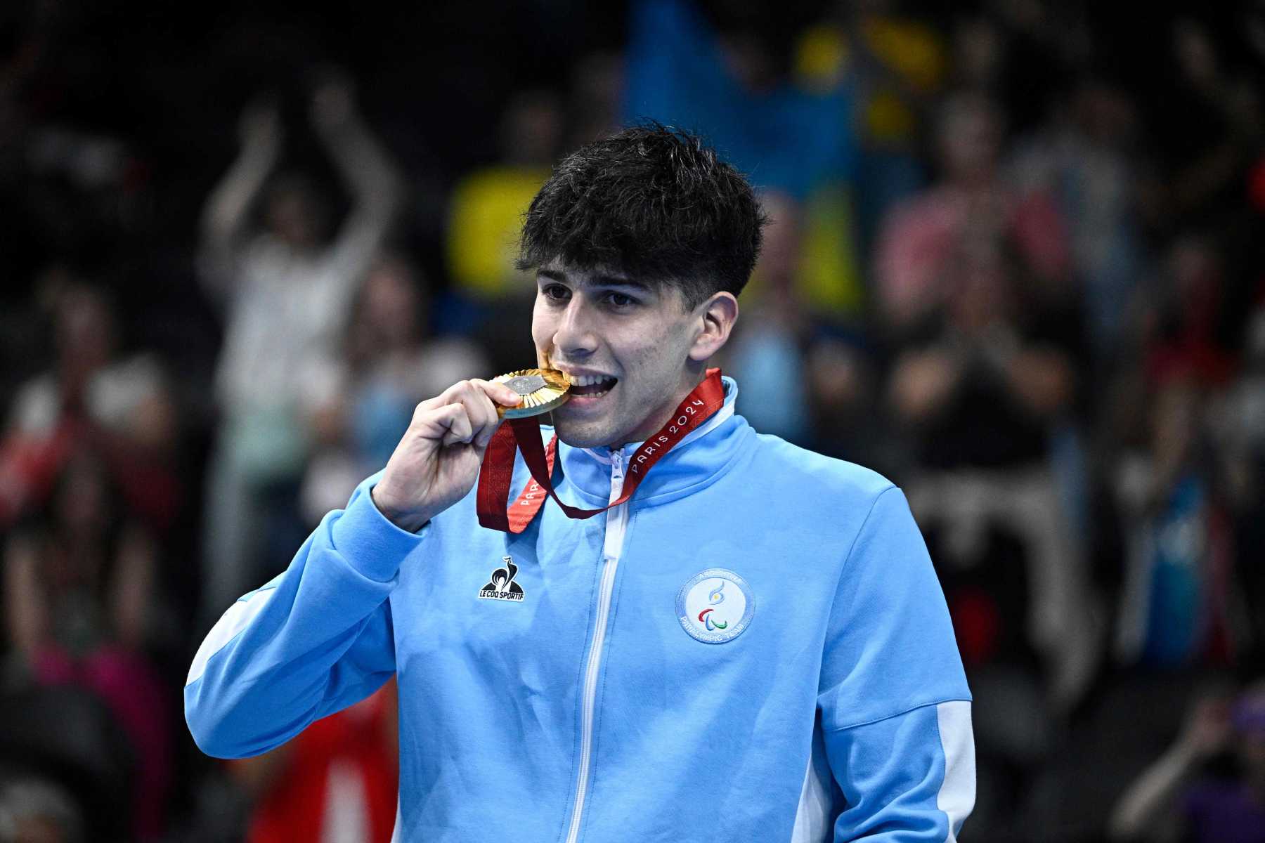 El nadador neuquino hizo historia en los Juegos Paralímpicos con la primera presea de oro para el país.  (Photo by JULIEN DE ROSA / AFP)