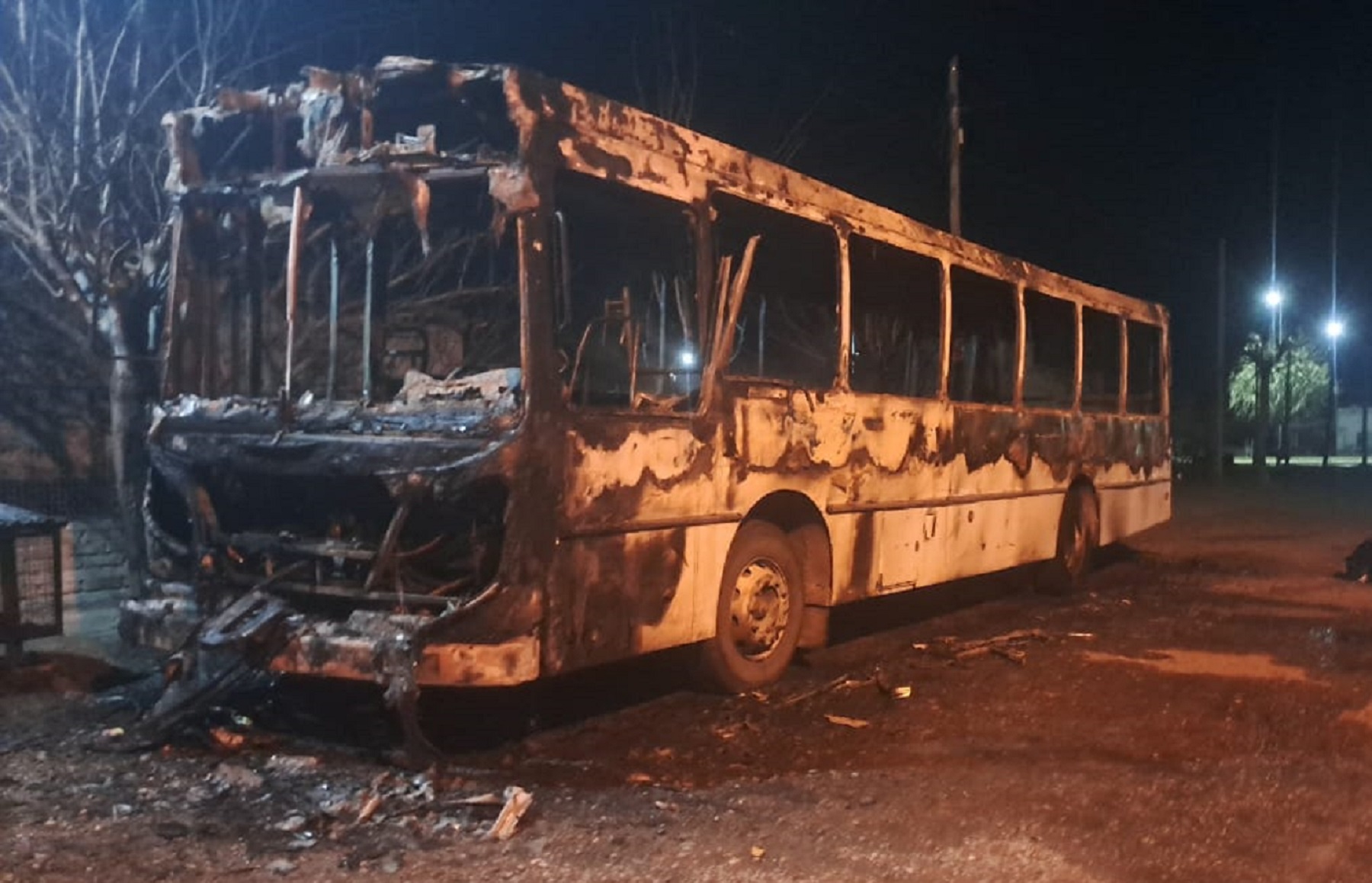 Un colectivo se incendió en Lamarque. Foto: gentileza