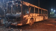 Imagen de Ardió en llamas un colectivo en Lamarque: investigan si el incendio fue intencional