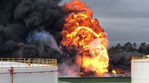 Imagen de Incendio en la refinería de YPF en Ensenada, la más grande del país: «La situación está controlada»