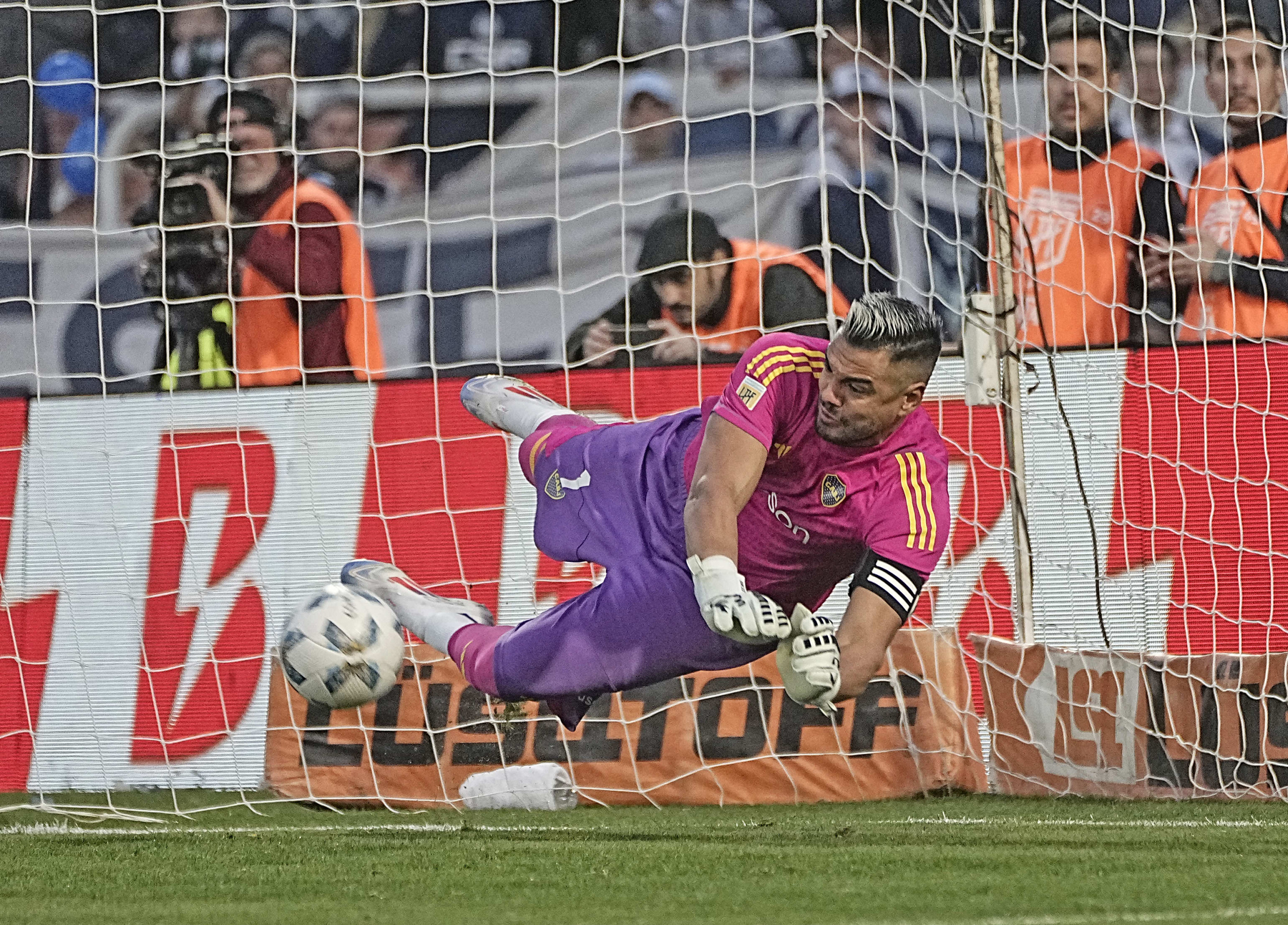 Romero le atajó el penal a su excompañero Sebastián Villa en el primer tiempo.