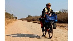 Iba en bici a Catamarca, en la ruta lo esperaba la compañera de viaje más linda y le cambió todos los planes