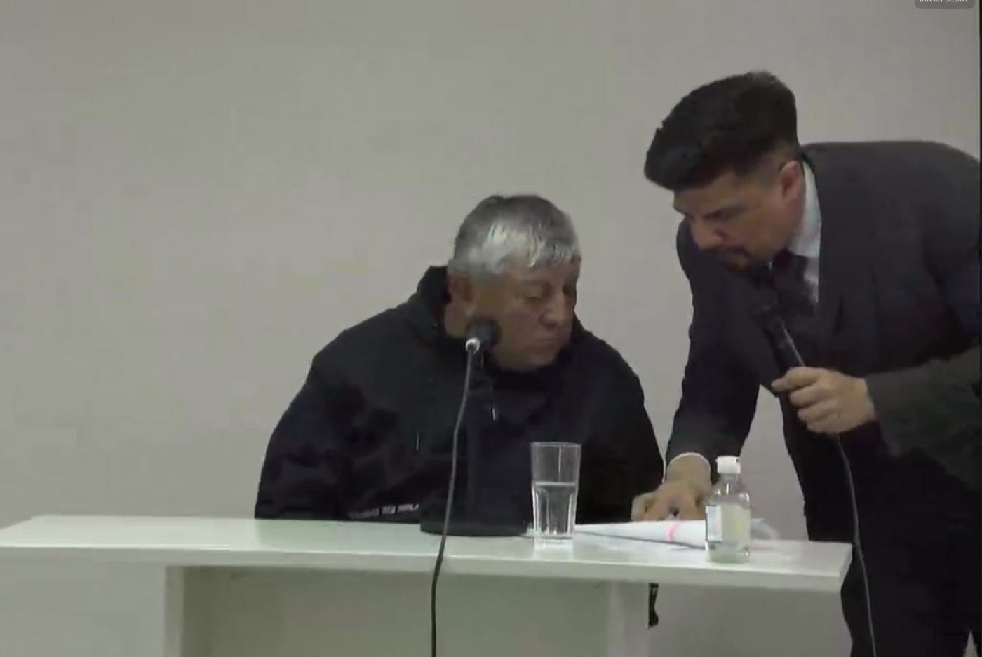 El defensor Nestares Camargo junto a un testigo, en la primera jornada del juicio oral. (Captura Zoom)