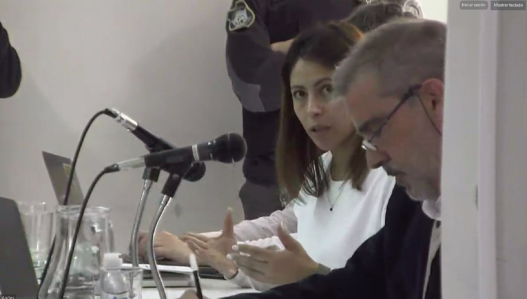 La querellante Caren Salamanca y el fiscal Manuel González durante los alegatos. (Captura Zoom)