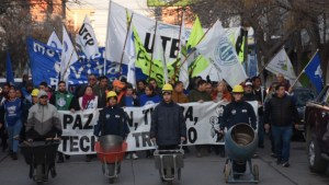 Video | Marcha de organizaciones en Cipolletti y Roca: “Los trabajadores estamos viviendo un desastre”