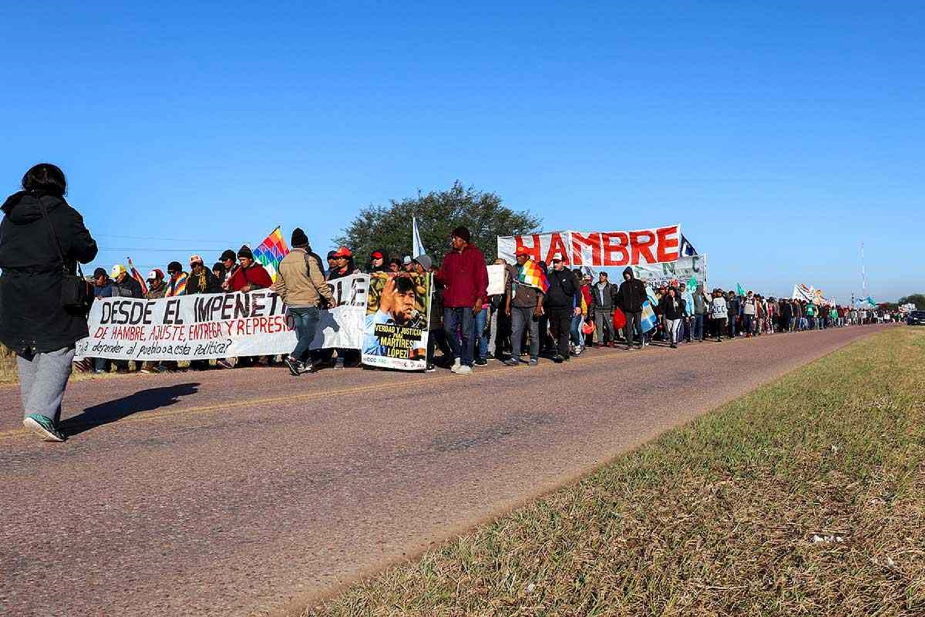 La marcha en las rutas de Chaco para denunciar el hambre y la emergencia sanitaria en la provincia. Foto Gentileza