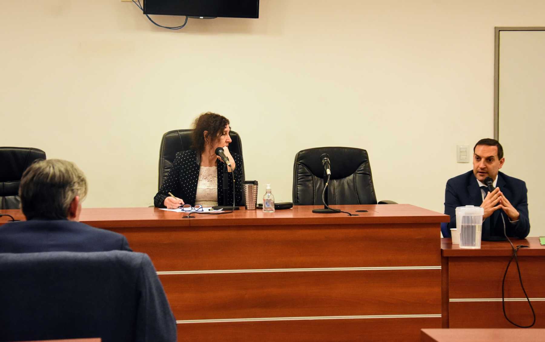 La jueza Raquel Gass presidió la audiencia con el ministro Nicolini en la Ciudad Judicial. (Cecilia Maletti)