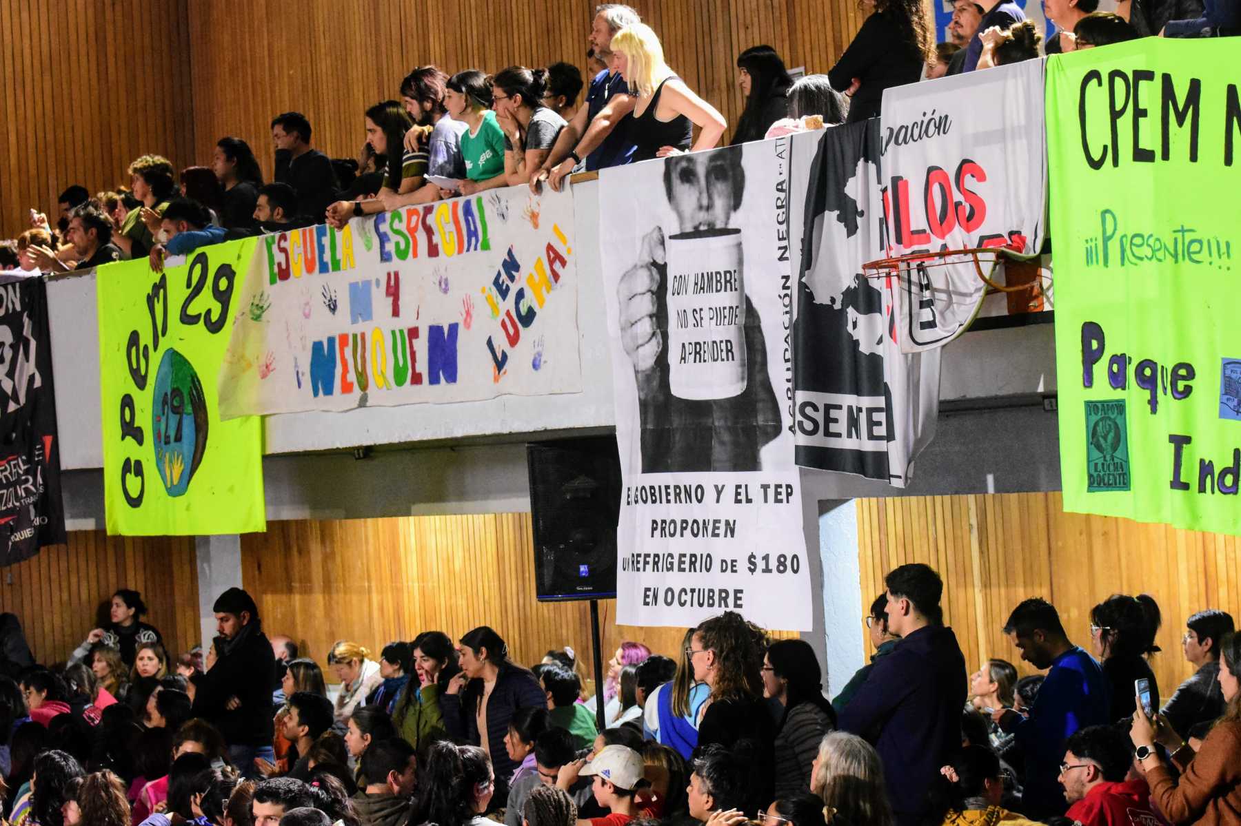 En la asamblea de la EPET 8 se reunieron más de 2.500 docentes desde la mañana. Foto: Cecilia Maletti.