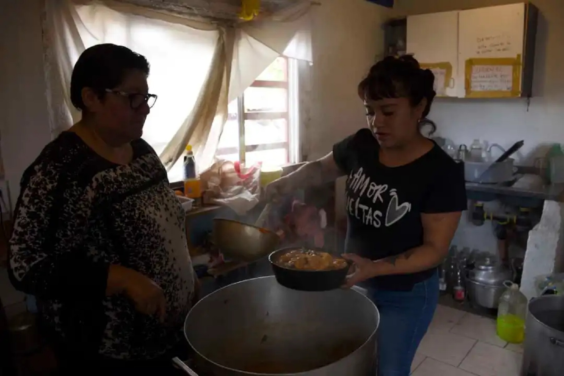 La necesidad crece en la región. El plato de guiso diario escasea. Hoy los comedores son merenderos, que dan tazas de leche y  pan por falta de ayuda del Estado         /Foto: archivo, Matías Subat.