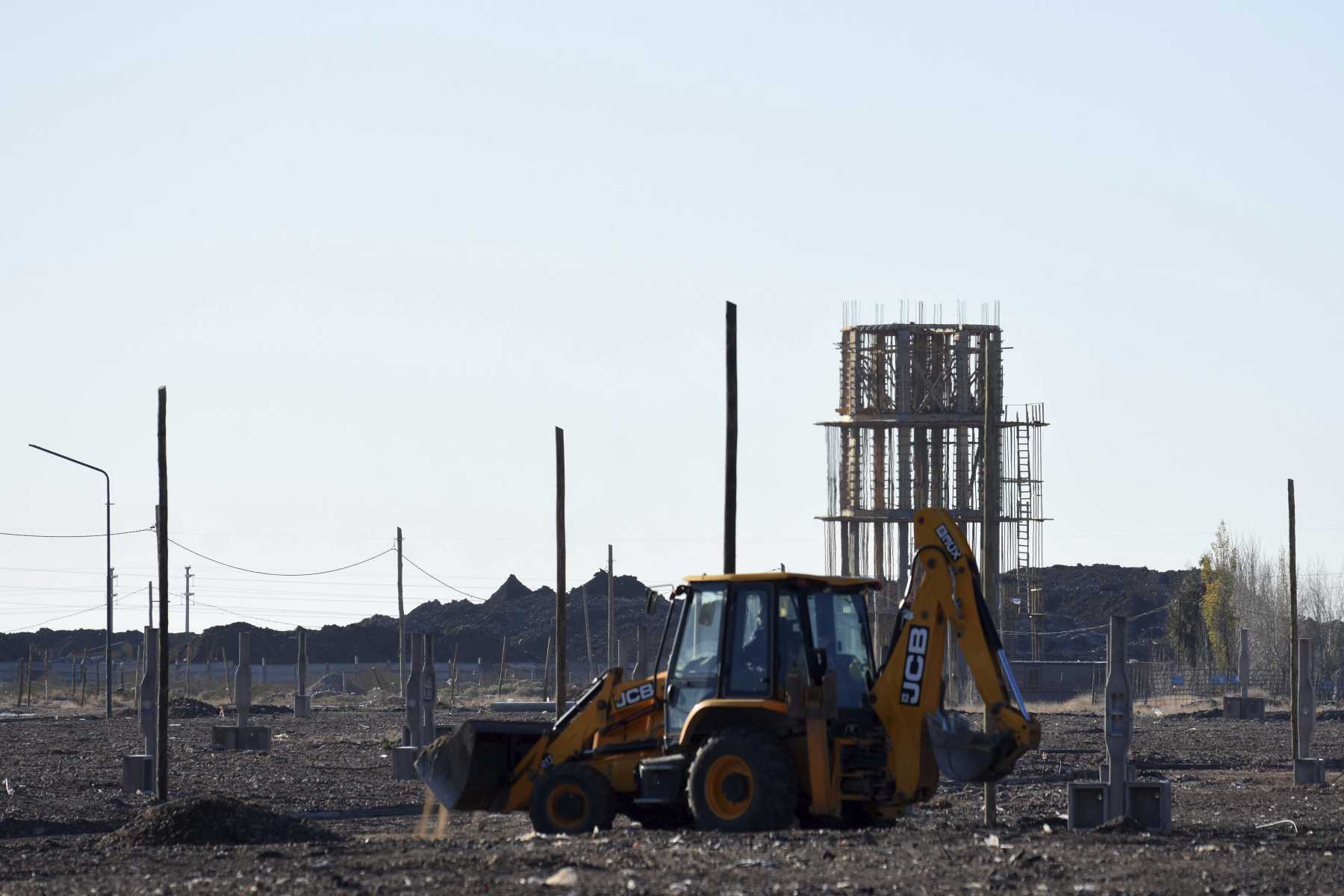 La montaña de barros petroleros será el primer horizonte que tendrán los nuevos propietarios en la urbanización. Foto: Matías Subat.