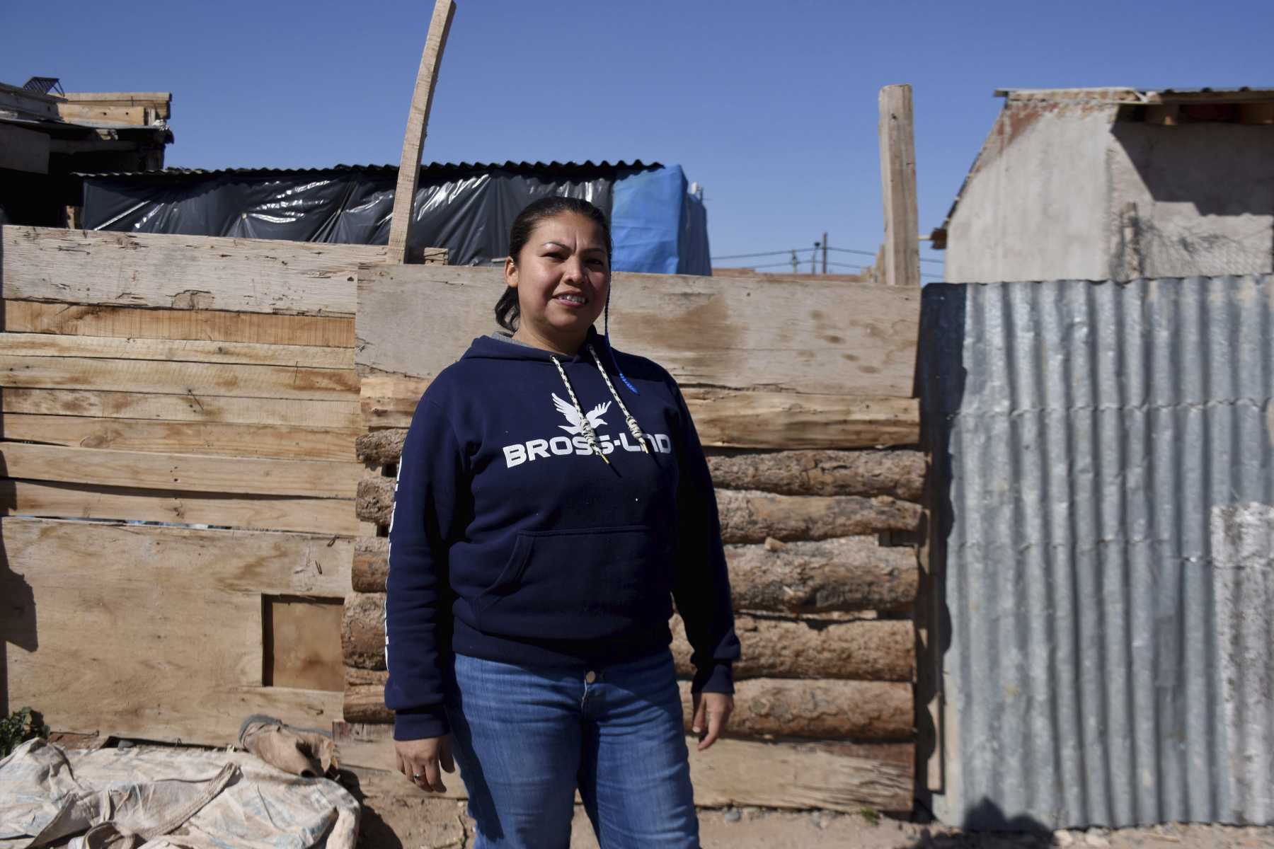 Karen vive en el Lote 34, en la zona de la meseta neuquina, junto a sus niños de 5 y 14 años. Foto Matías Subat.