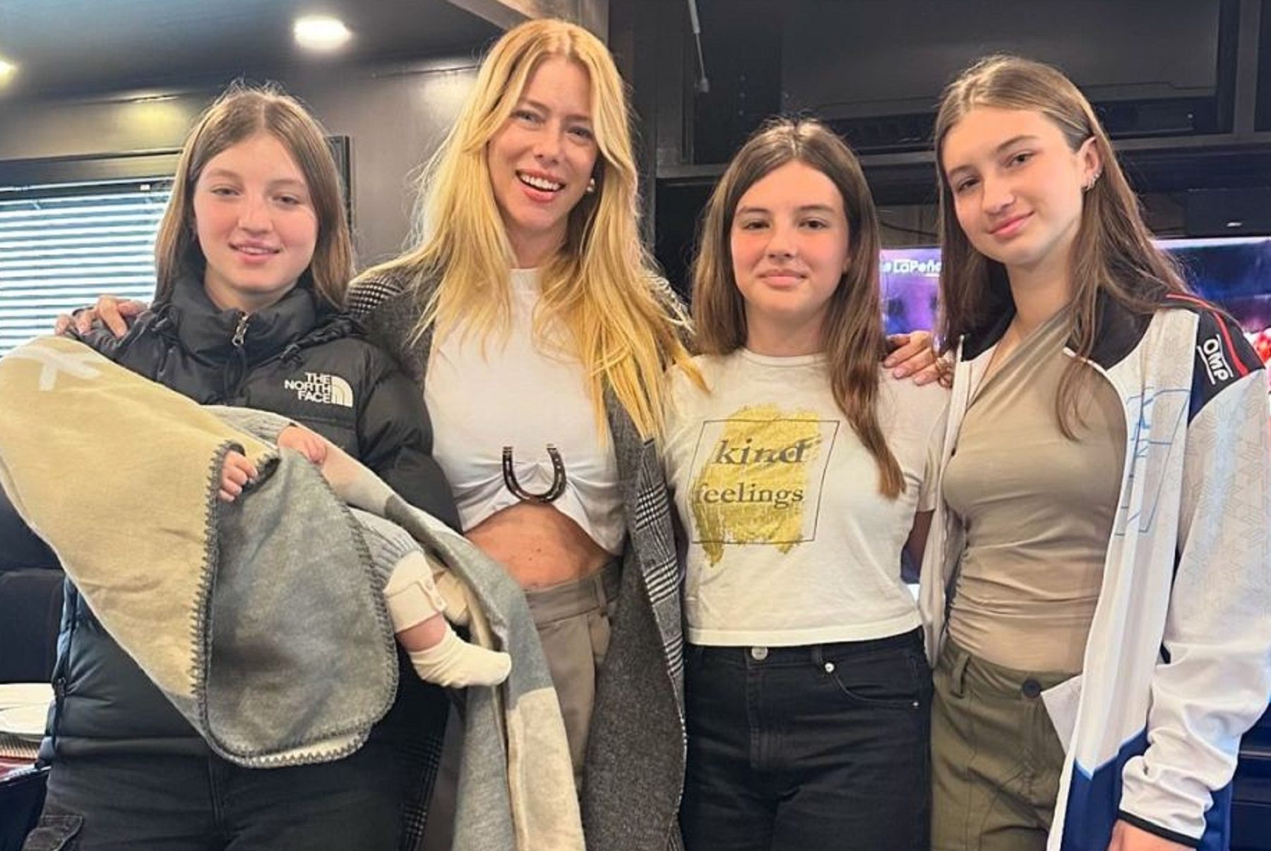 Nicole Neumann y sus hijas.-